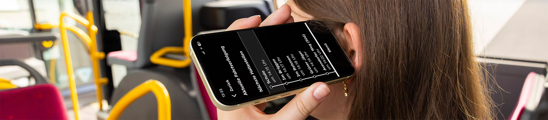 Frau mit Custom App am Ohr in einem Bus