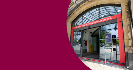 Dammtor Bahnhof Zugangstür mit rotem Rahmen mit Aufschrift "Zugang zum hvv nur mit Haltung und Hilfsbereitschaft."