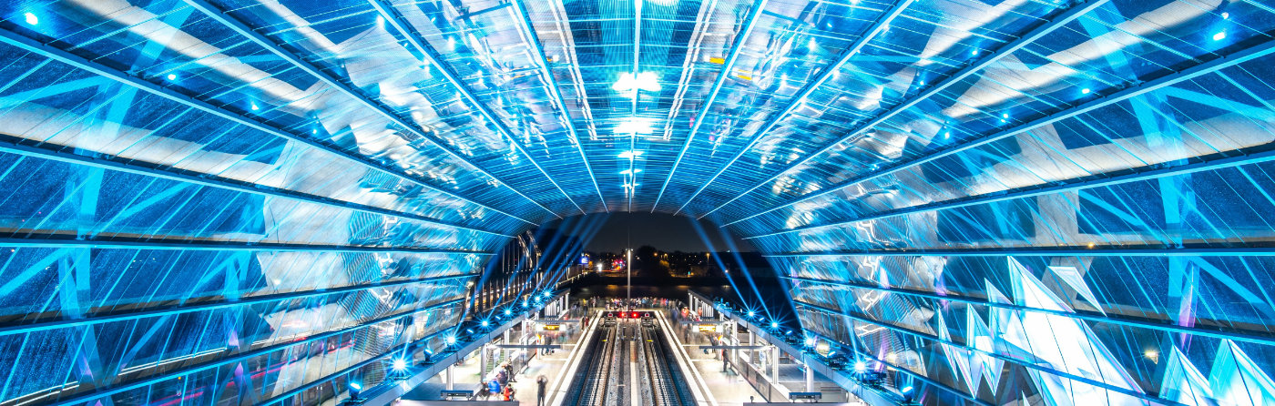 Netzausbau - neue Haltestelle Elbbrücken nachts mit Scheinwerfern blau beleuchtet