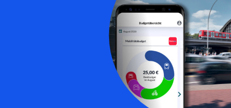 Mobilitätsbudget: Smartphone mit Budgetanzeige vor Bahnhof Dammtor