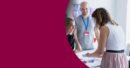 drei Personen in einem Workshop